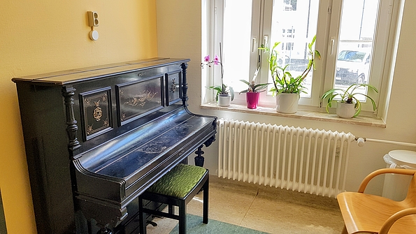 Klavier für Patientinnen und Besucherinnen, Ambulanzbereich, Baujahr zwischen 1880-1914
