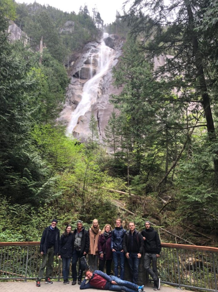 Eine Gruppe junger Menschen vor einem großen Wasserfall