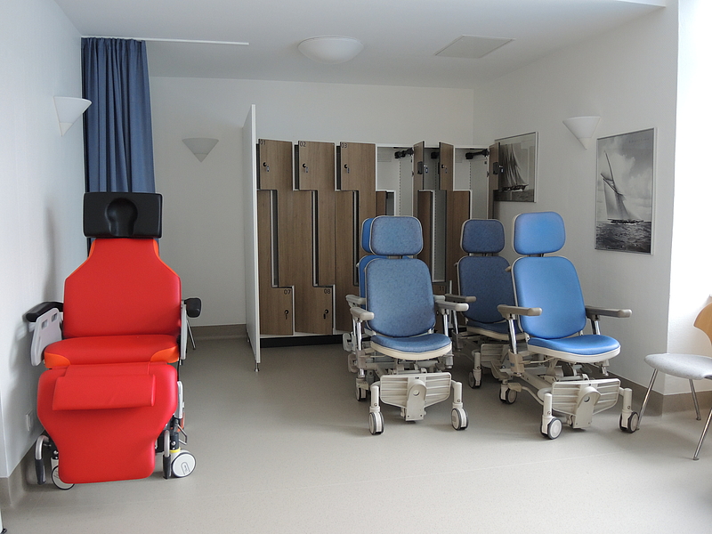 drei Patientenrollstühle in einem Raum