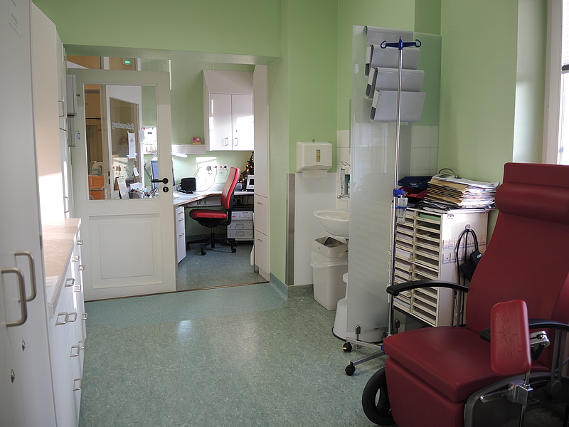 Untersuchungsraum in der Augenklinik mit grünen Wänden